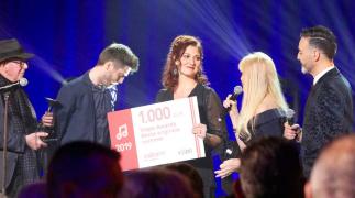 Sabien Tiels wint Sabamprijs voor beste originele nummer tijdens de Loftrompetten